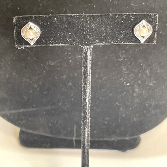 Avon Romantic Ensemble Silver Tone Faux  Pearl Stud Earrings - Picture 4 of 6